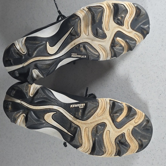 Nike Black and White Athletic Cleats Size 3Y - Picture 4 of 9